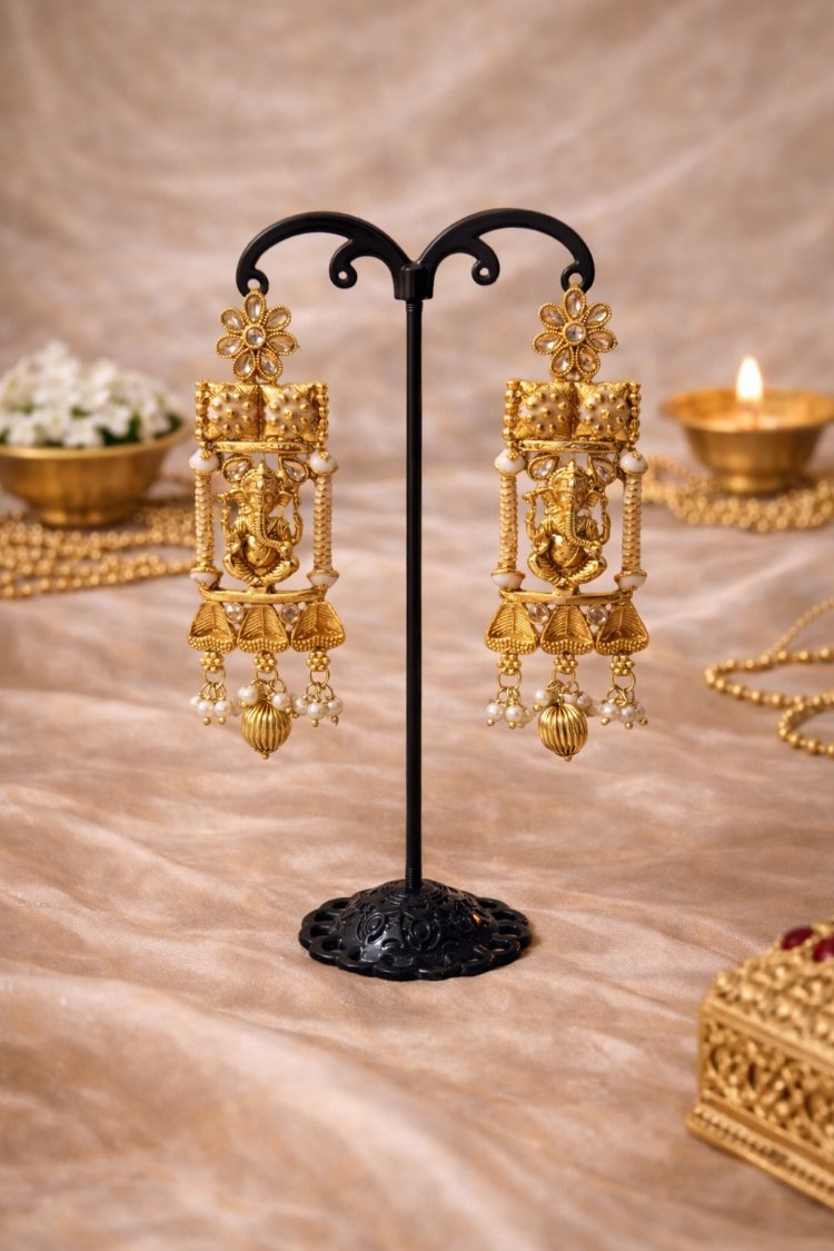 Antik gold Ganesh detaylı küpe 