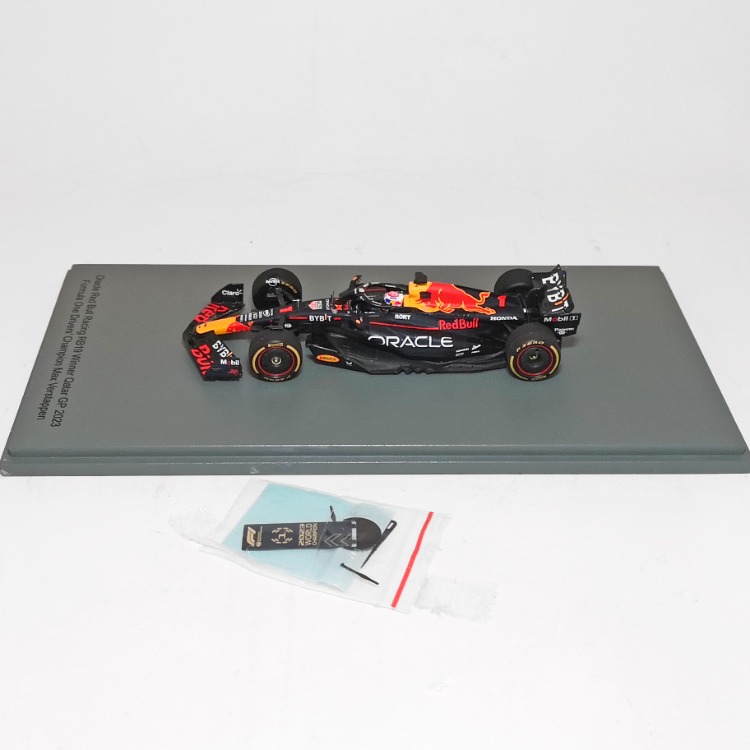 Red Bull Racing RB19 (2023) Verstappen - Hafif kusurlu model