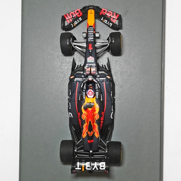 Red Bull Racing RB19 (2023) Verstappen - Hafif kusurlu model