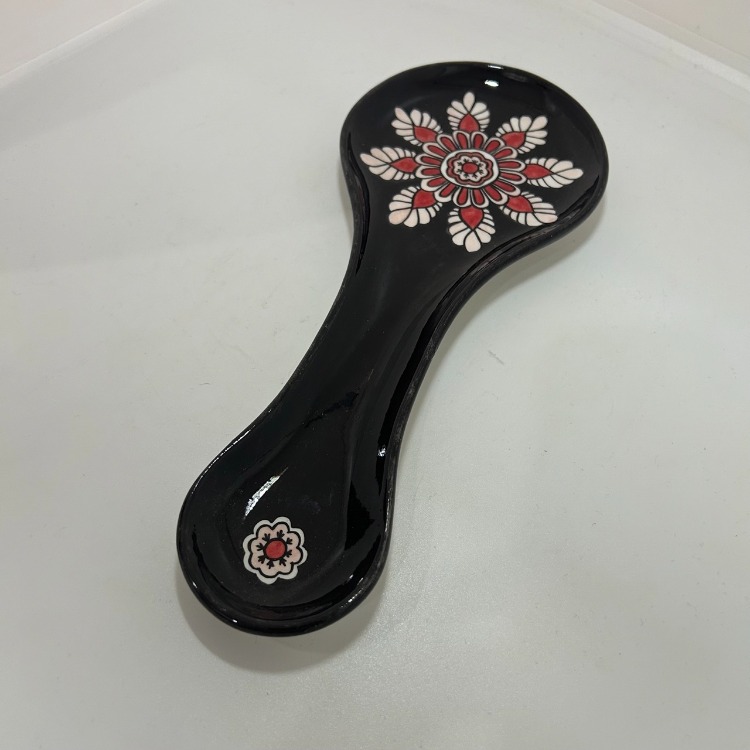 Çini - siyah kırmızı desenli geniş kaşıklık