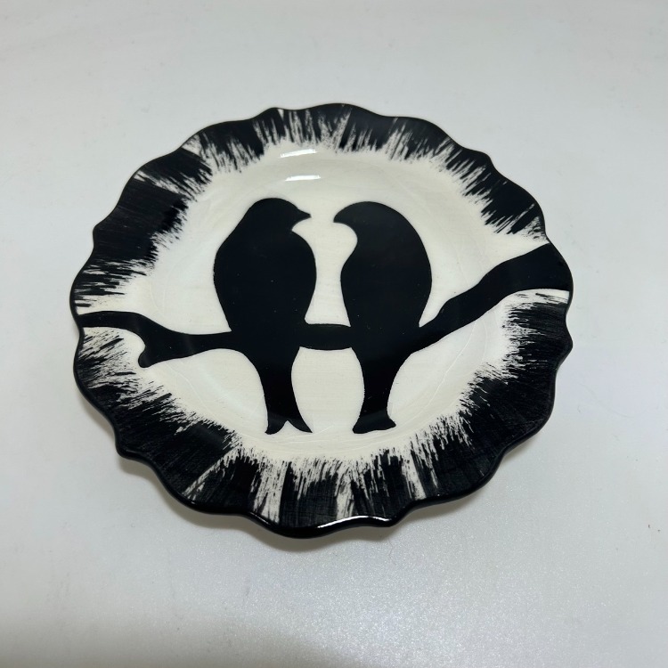 Çini, siyah kuşlu, kıvrımlı tabak