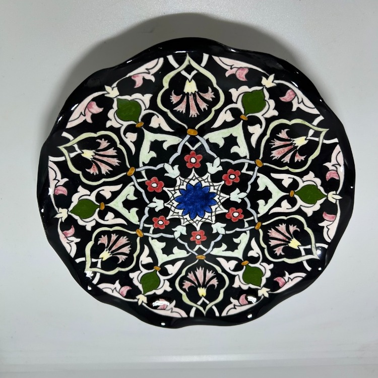 Çini - siyah zemine renkli desenli - ayaklı sunum tabağı