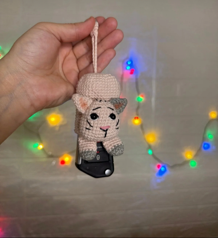Amigurumi el yapımı anahtar kılıfı kedi figürlü