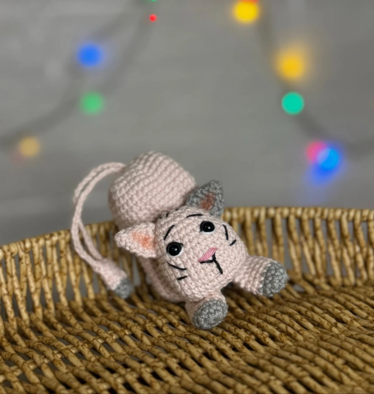 Amigurumi el yapımı anahtar kılıfı kedi figürlü