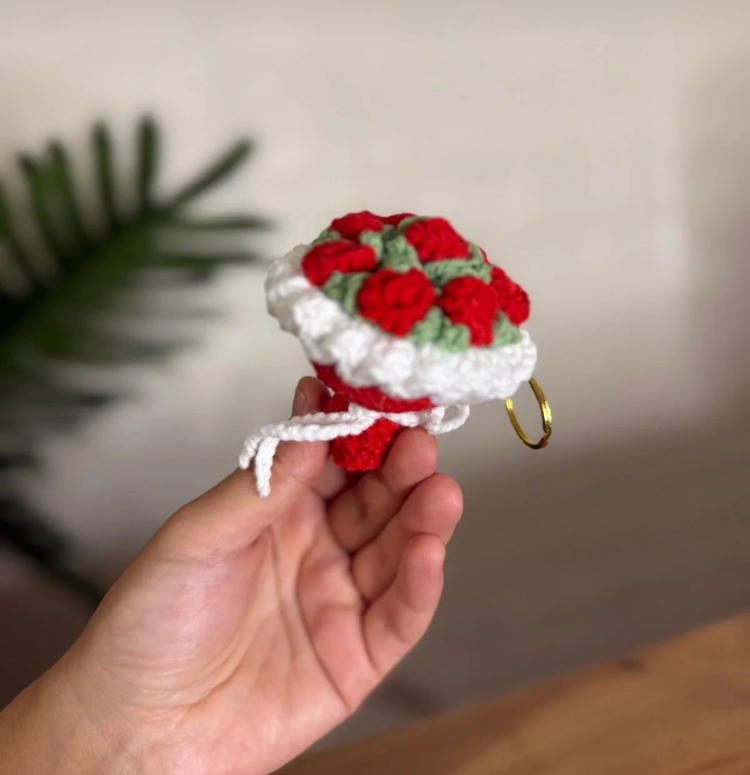 Amigurumi el yapımı kırmızı gül buket anahtarlık çanta süsü