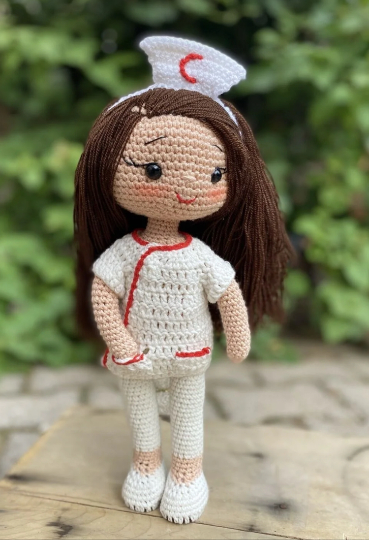 Amigurumi el yapımı hemşire bebek