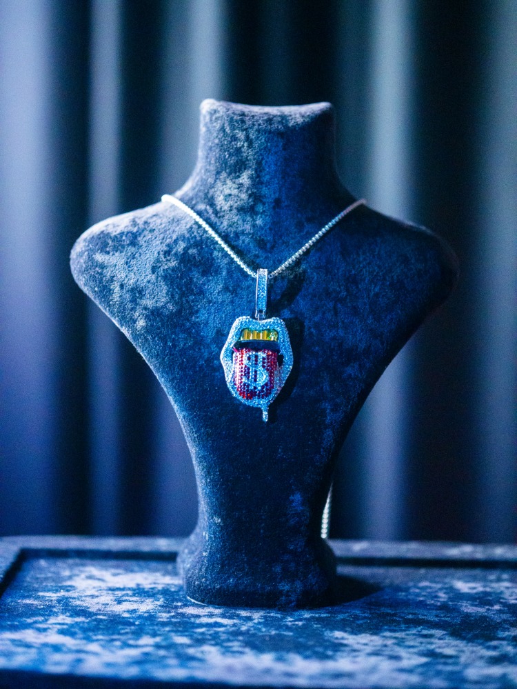 ICE "LIPS" SILVER PENDANT
