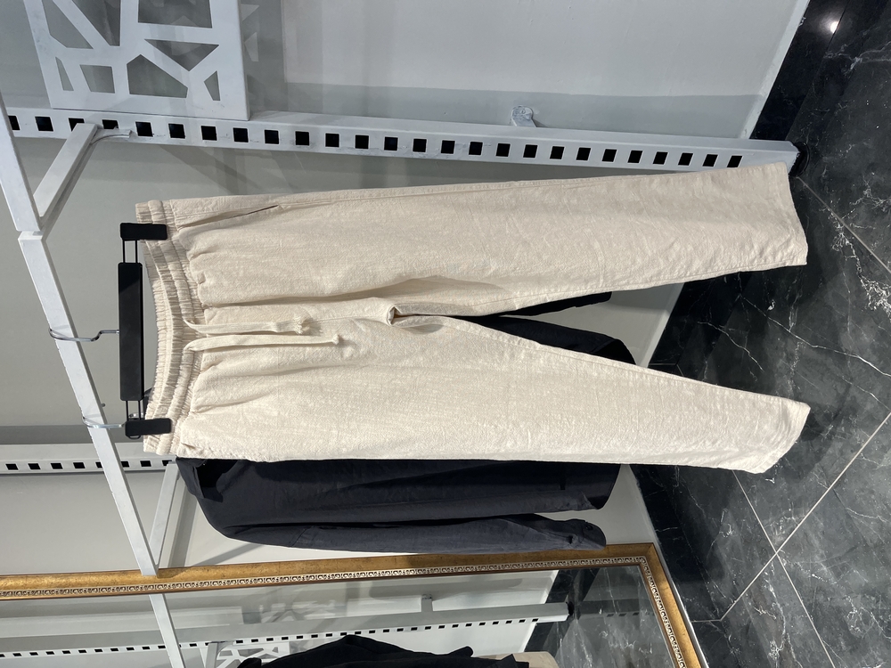 Siyah modal gömlek Krem keten pantolon kombini