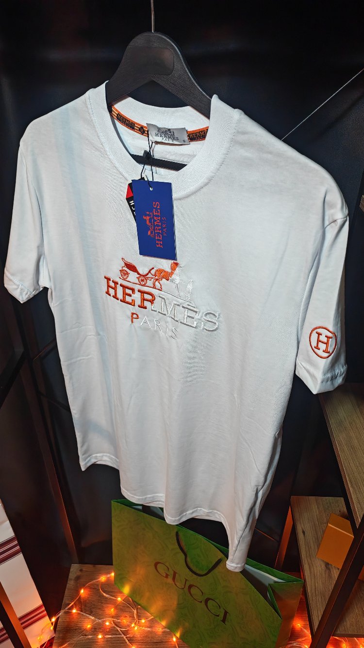 Hermès Paris Logolu ve Nakış İşlemeli Beyaz Bisiklet Yaka Tişört