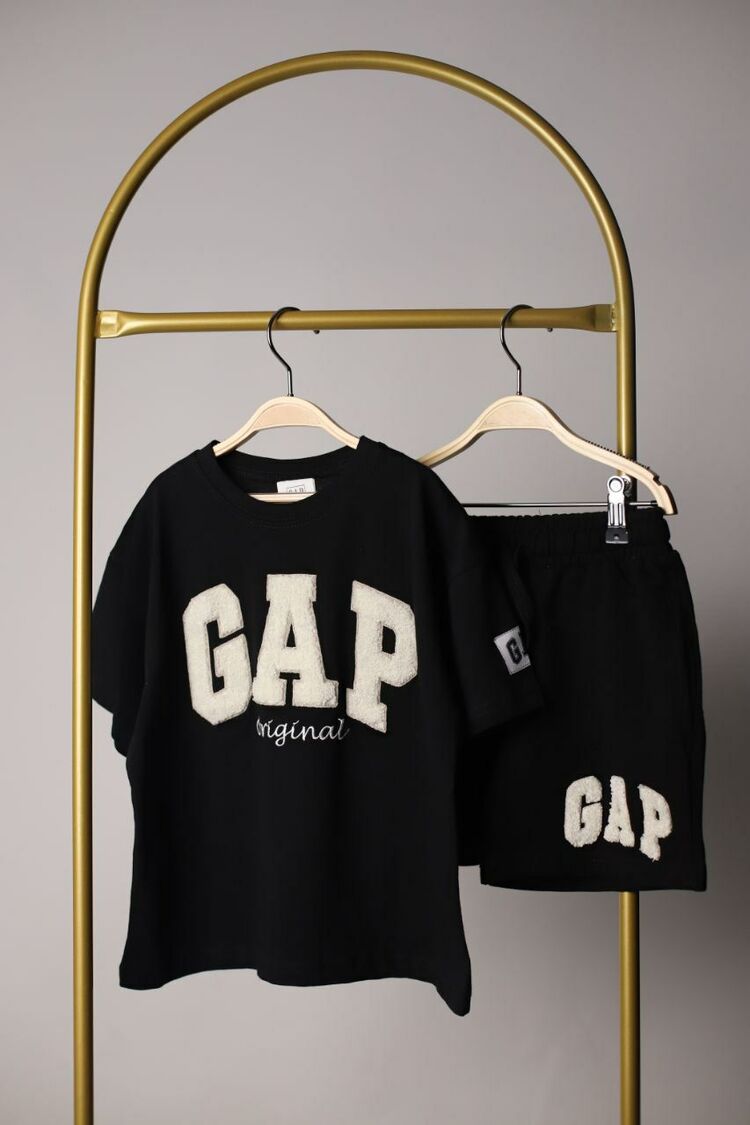 GAP siyah şortlu takım
