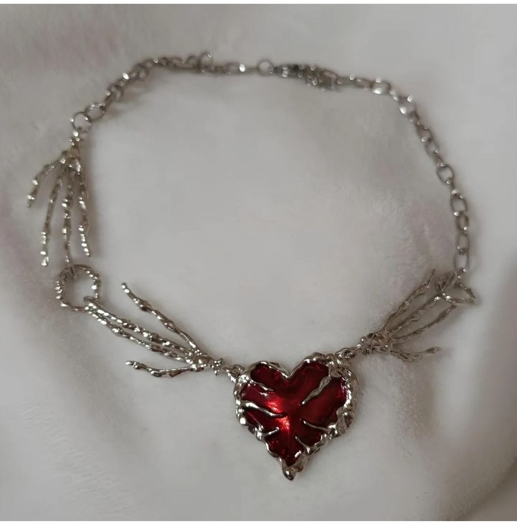 Gümüş Zincirli Gotik Pençe Heart Kolye