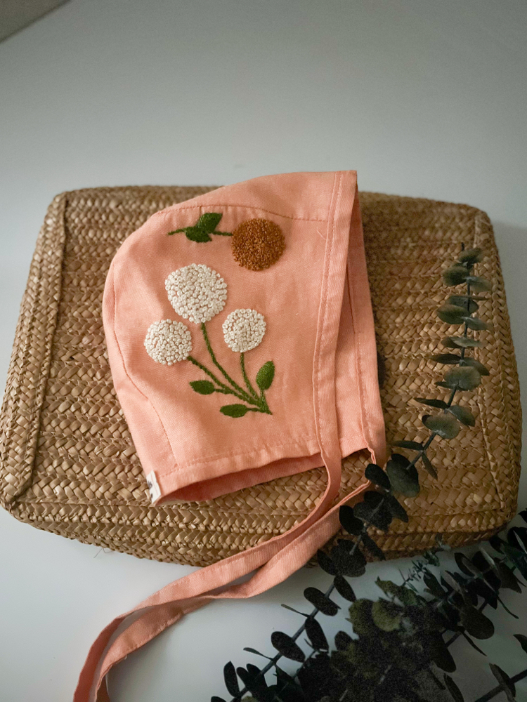 Yavruağzı Çiçekli bonnet