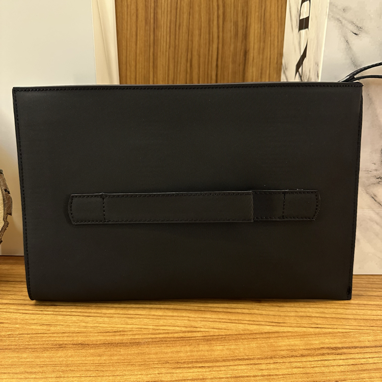 Prada El Çantası