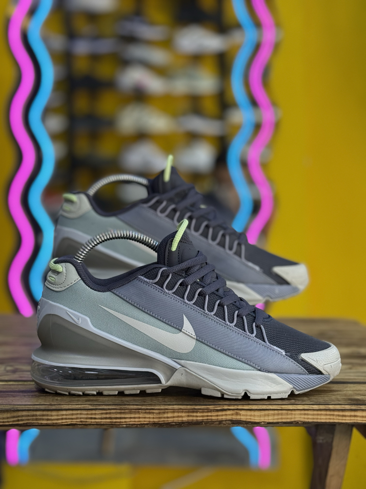 Nike Air Max Pulse Roam Stokta