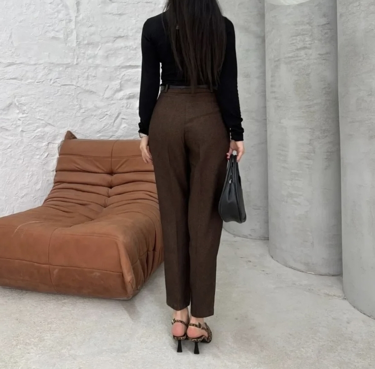 Yüksek Bel Havuç Kesim Pileli Kemerli Kumaş Pantalon