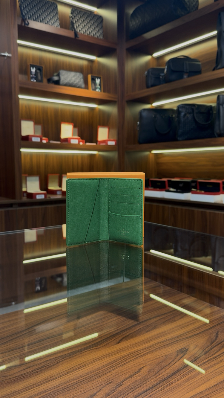 Louis Vuitton Golf Yeşil Deri Kapaklı Kartlık