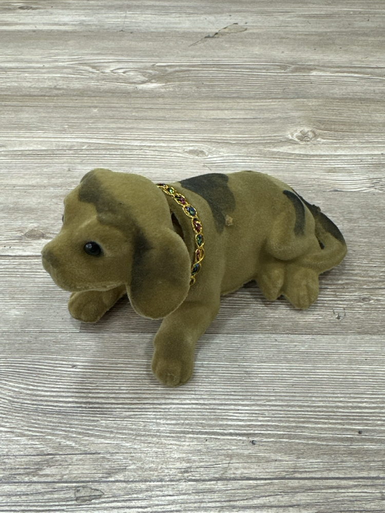 KAFA SALLAYAN KÖPEK AÇIK KAHVE SOLDAKİ