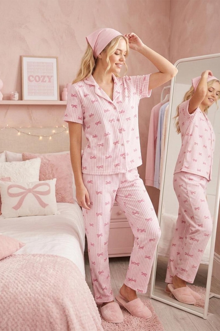 Pembe Kurdele Desenli Bürümçük kumaş Kısa Kollu Pijama Takımı 