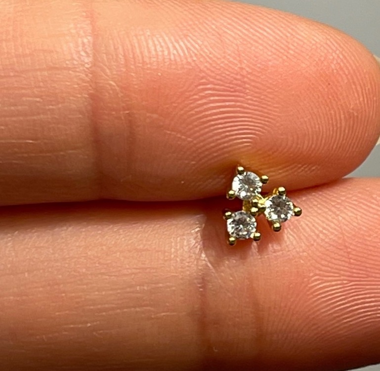 3 taşlı gold piercing 