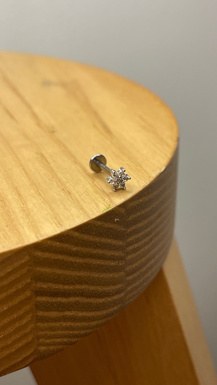 Silver renk taşlı çiçek piercing