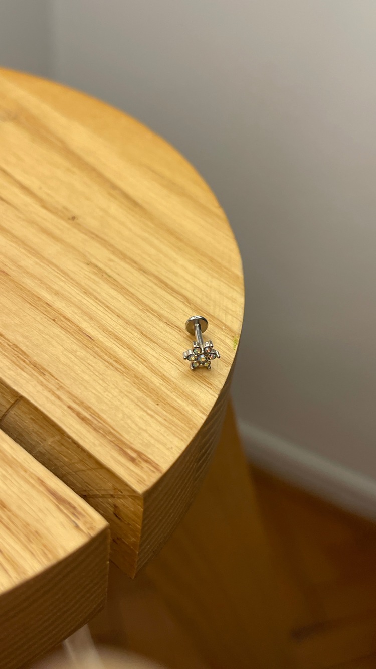 Silver renkli taşlı çiçek piercing 