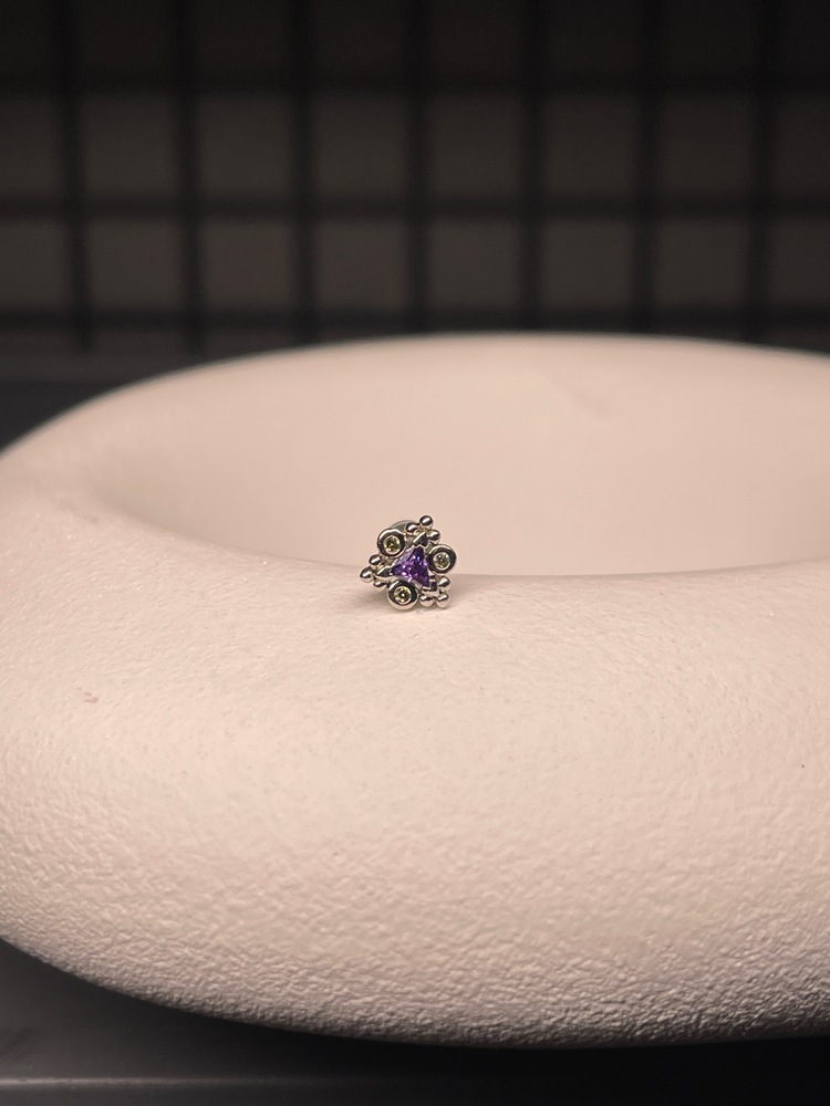 Mor taşlı piercing 