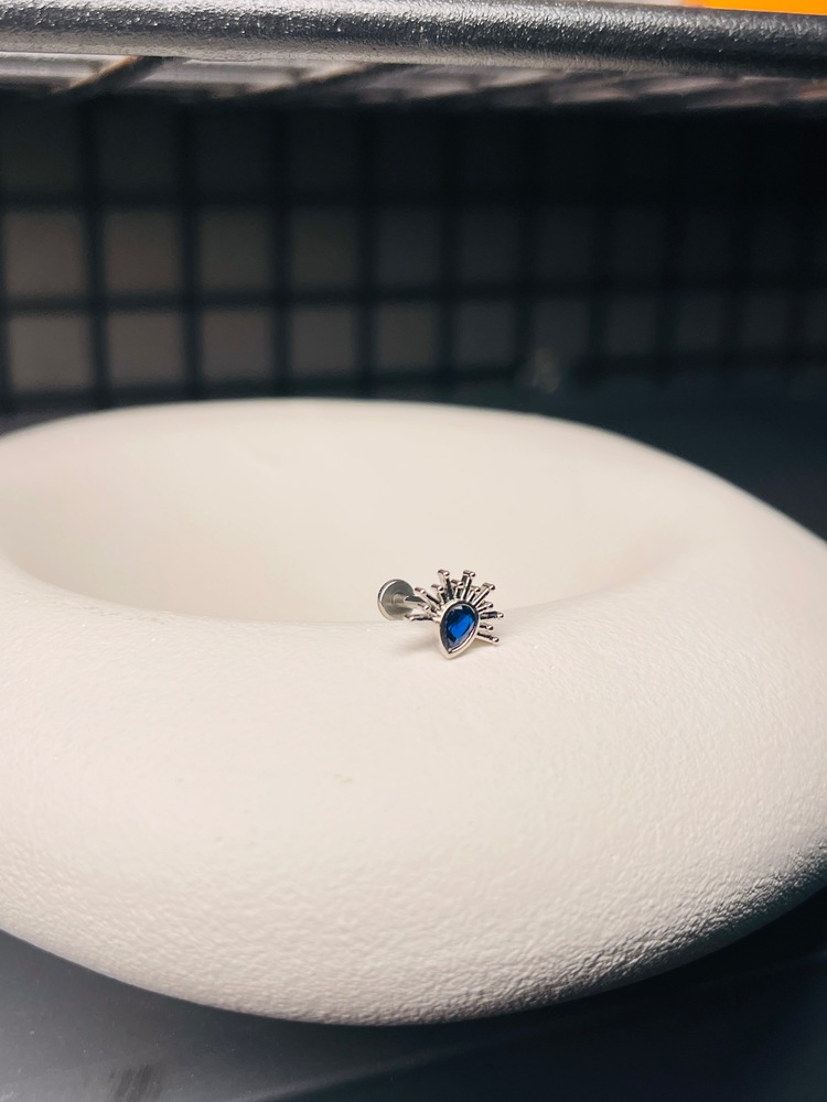 Mavi taşlı piercing 