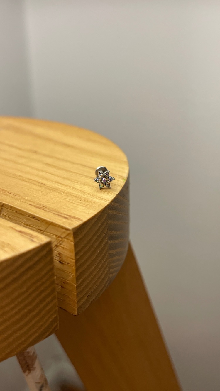Silver renkli taşlı çiçek piercing 