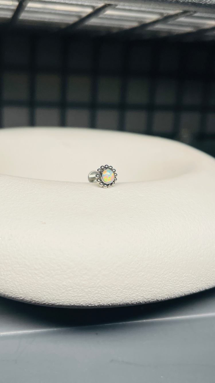 Opal taşlı tragus/helix piercing