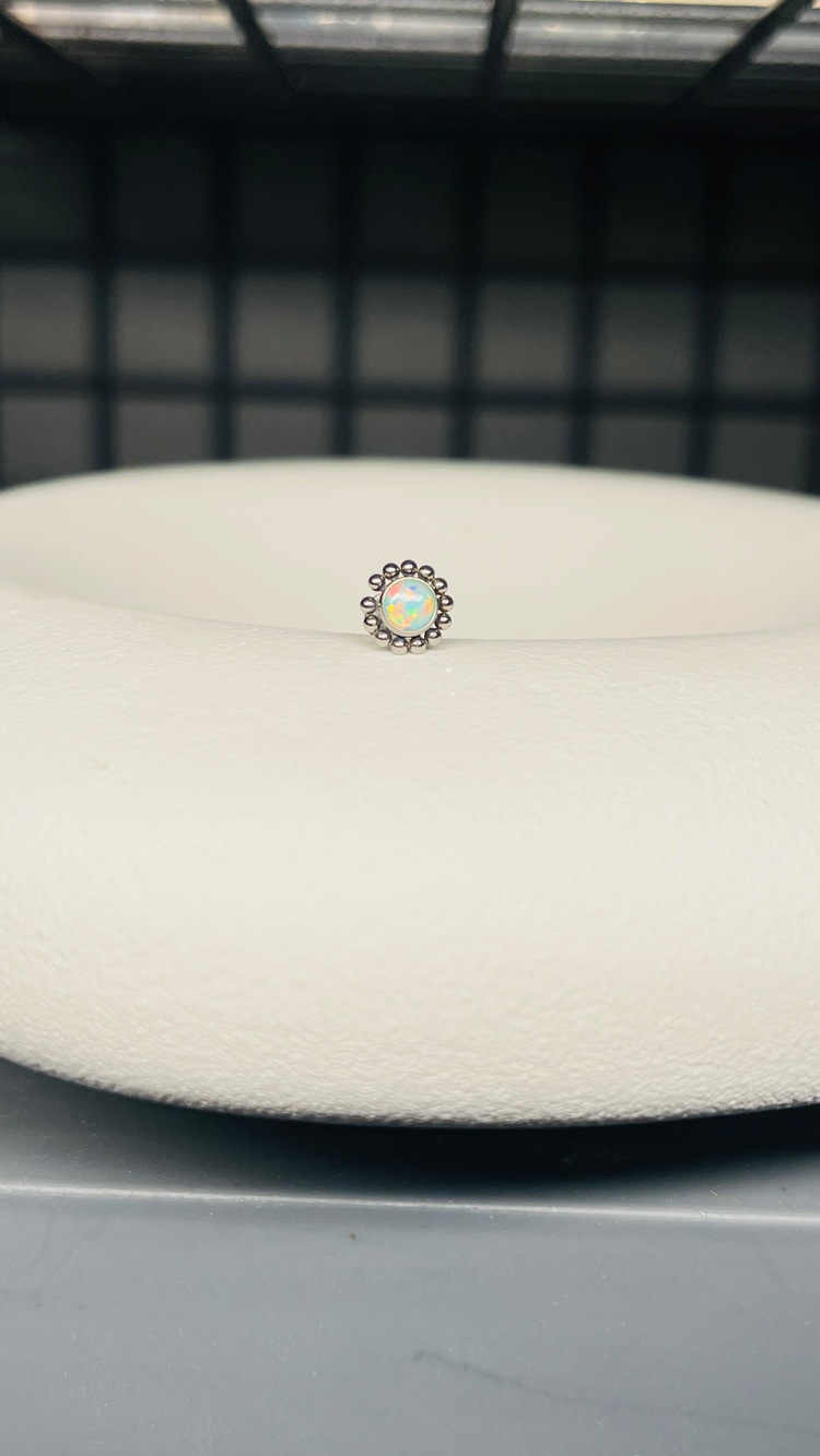 Opal taşlı tragus/helix piercing