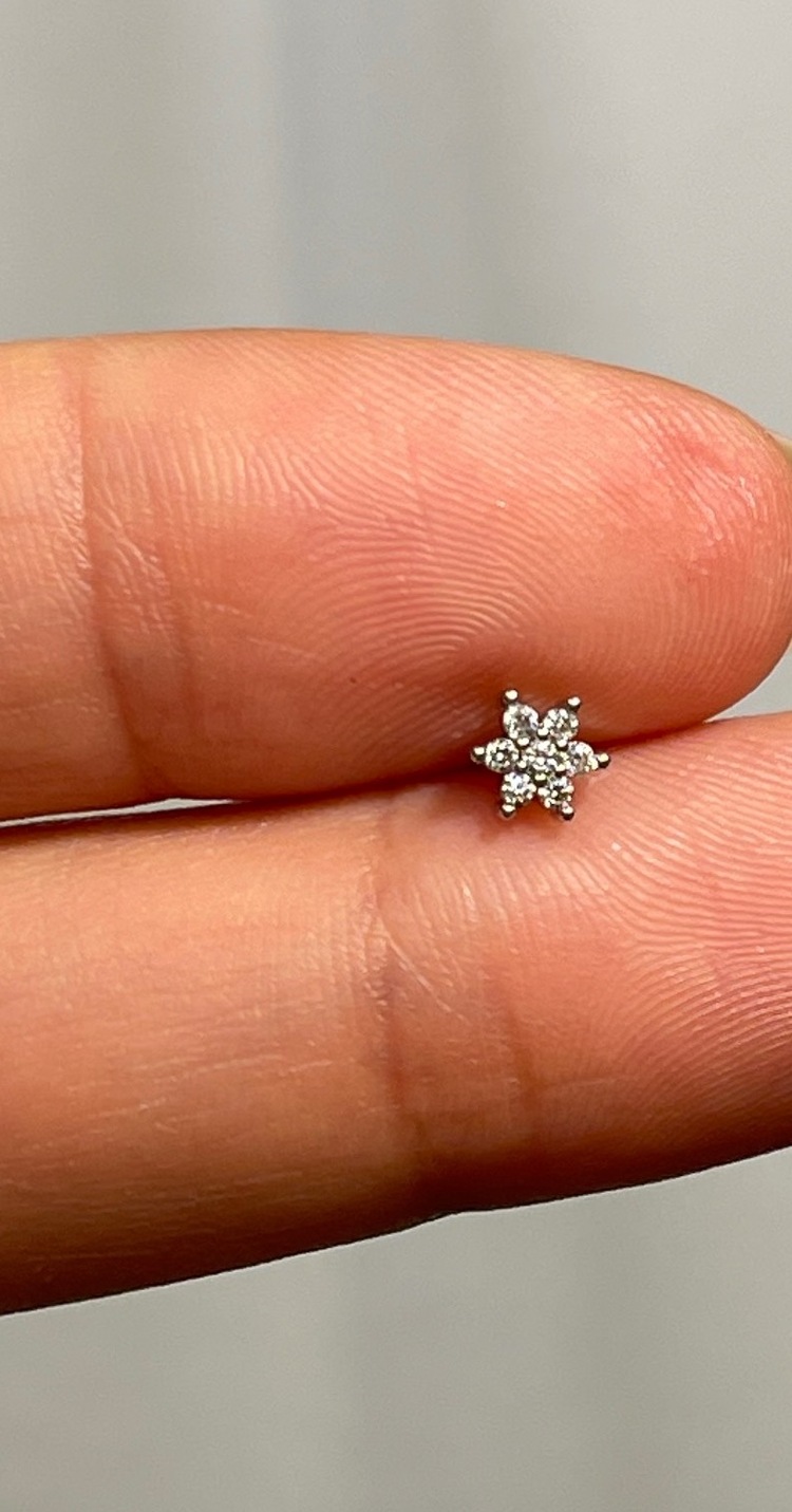Silver renk taşlı çiçek piercing