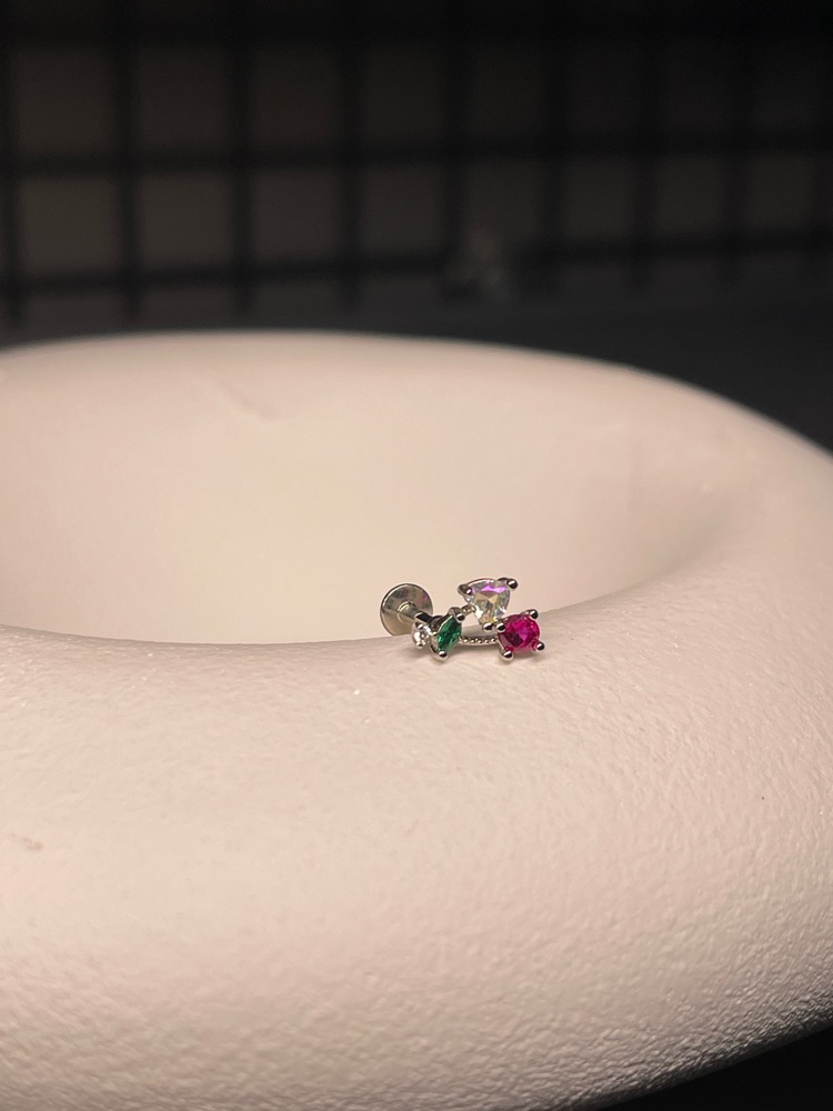 Renkli taşlı piercing