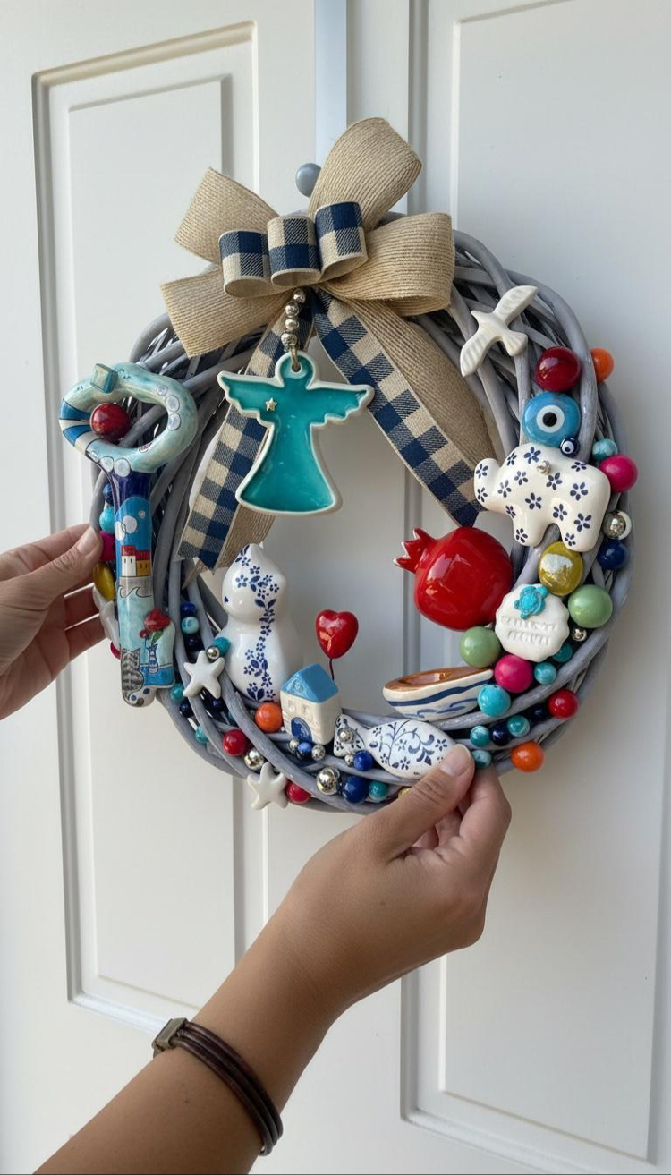El Yapımı Çini Kapı Süsü – Doğal Ahşap Kapı Çelengi (30 cm)
