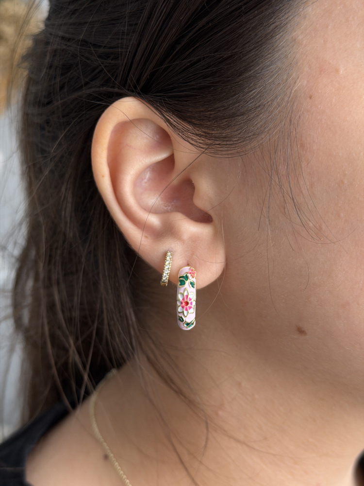 Toz Pembe Mineli Pembe Çiçekli Halka Küpe (2cm)