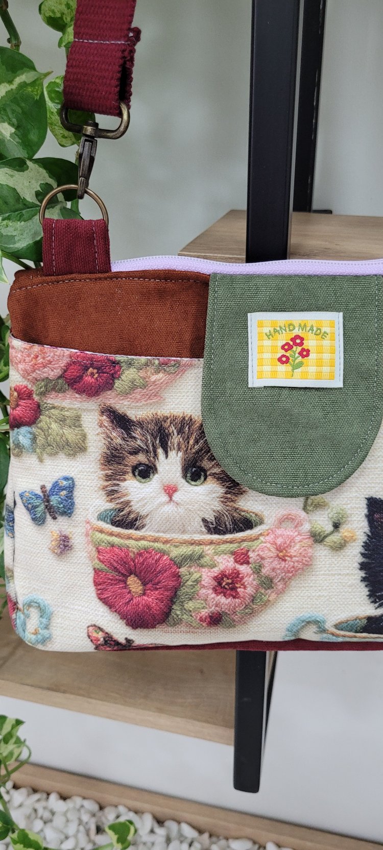 Kedi çay fincanı içinde