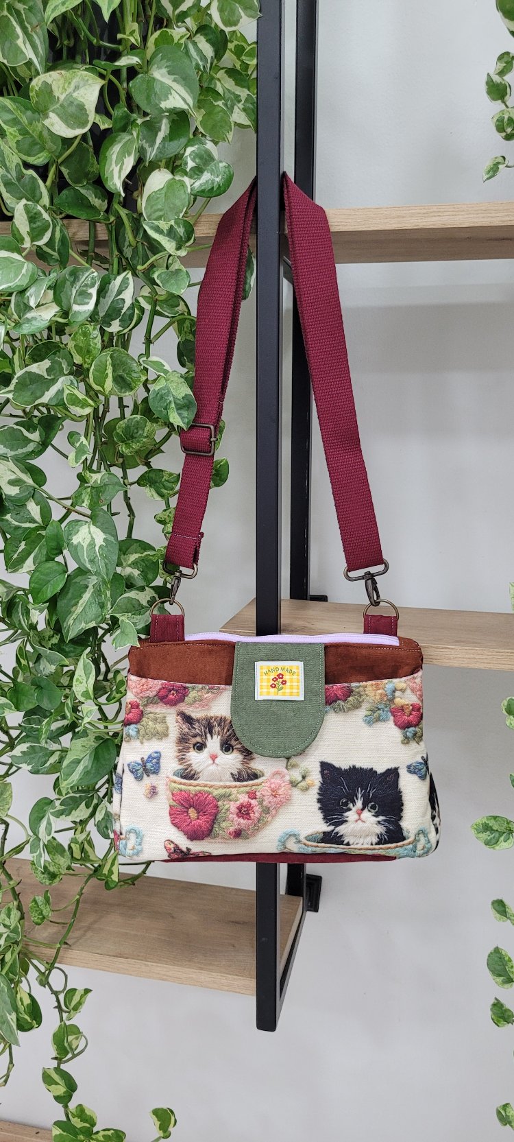 Kedi çay fincanı içinde