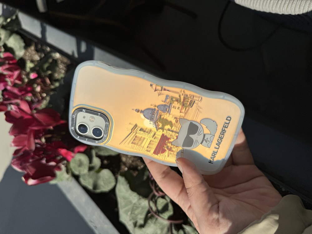 Hologramlı Şehrin Kedisi iPhone Kılıf