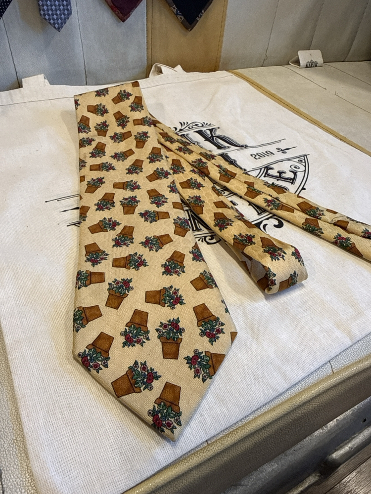 Flower Pot Pattern Tie
