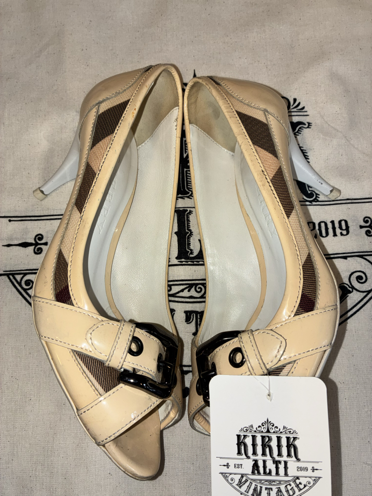 Burberry Ecru Patent Leather Heels