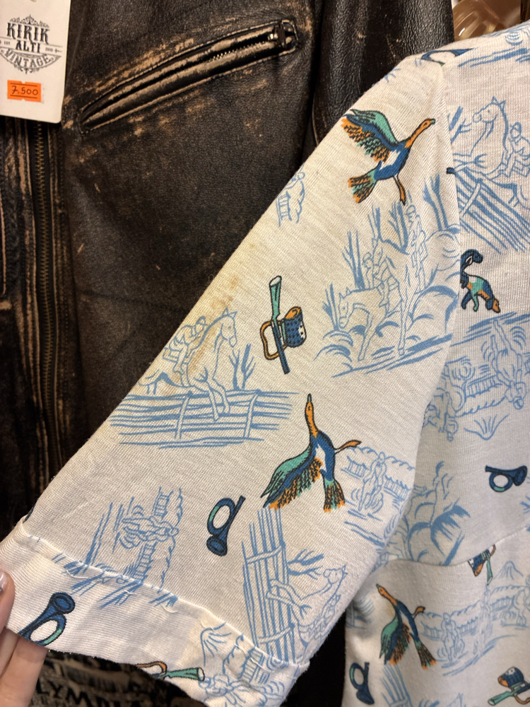 70s Hunting Themed Dagger Collar Vintage Shirt