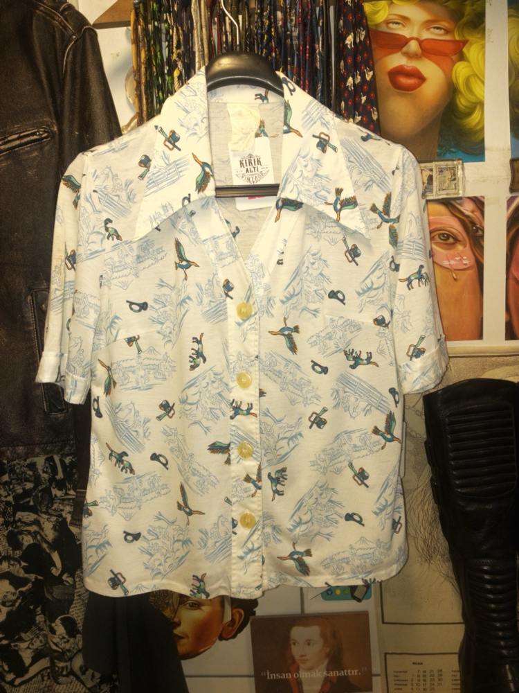 70s Hunting Themed Dagger Collar Vintage Shirt