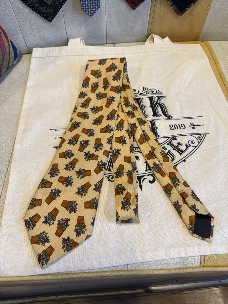 Flower Pot Pattern Tie