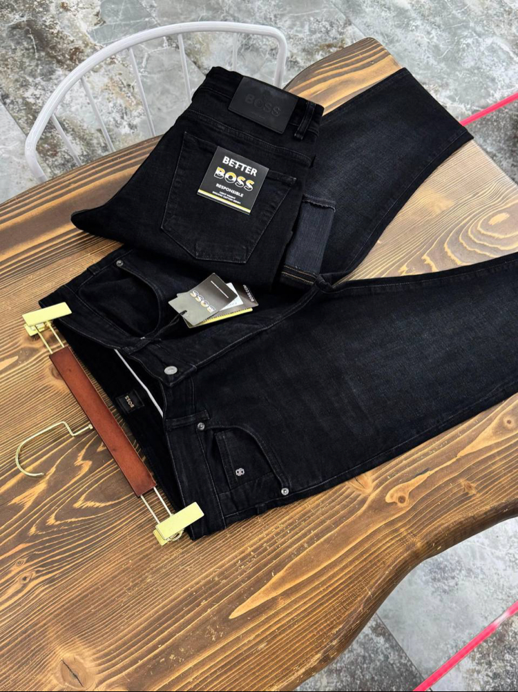 Boss Slim Fit Denim | Düğmeli Tasarım ve İkonik Arka Cep Detayı.