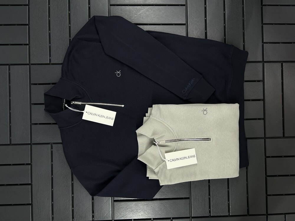 Calvin Klein Dik Yaka Fermuarlı Göğüs ve Kol Ucu Nakış İşleme %100Pamuk Sweatshirt.