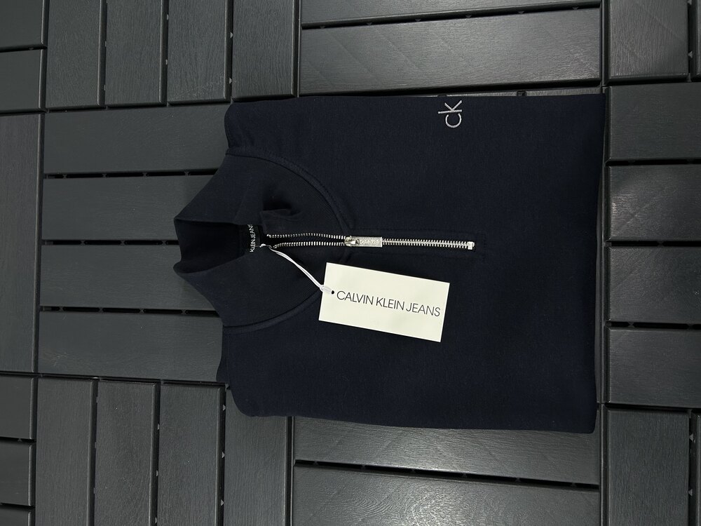 Calvin Klein Dik Yaka Fermuarlı Göğüs ve Kol Ucu Nakış İşleme %100Pamuk Sweatshirt.