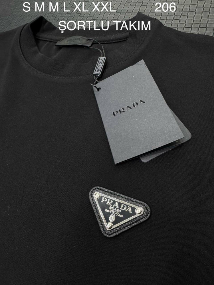 Prada Logo Detaylı Premium Şortlu Takım | Duble Scuba Kumaş, Metal Patch Logo & Bel Lastikli.