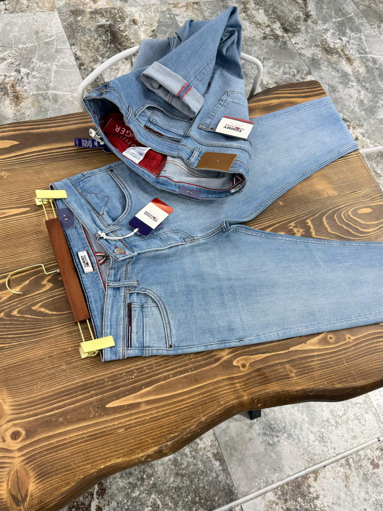 Tommy Slim Fit Luxury Denim | Signature Details & Premium Finish.