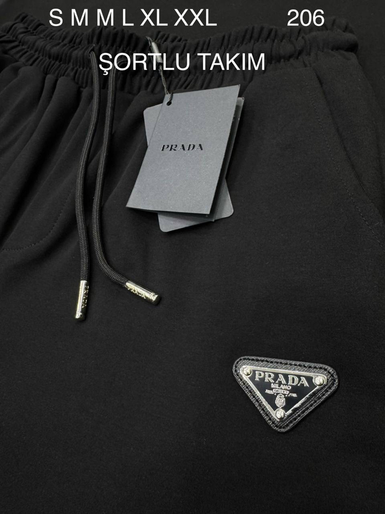 Prada Logo Detaylı Premium Şortlu Takım | Duble Scuba Kumaş, Metal Patch Logo & Bel Lastikli.