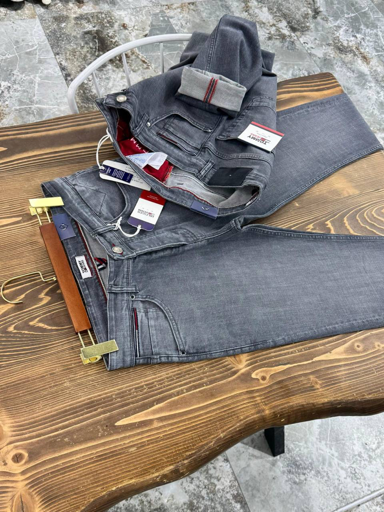 Tommy Slim Fit Luxury Denim | Signature Details & Premium Finish.