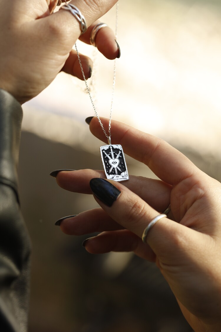 925K Gümüş Three of Swords Tarot Kolye